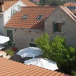 Lucijo 3* Vrboska