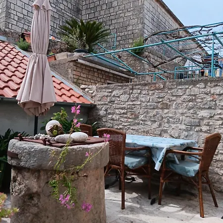 Lucijo Pensionat Vrboska